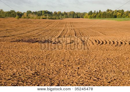 Agricoltura aratro autunno campo. Preparare il terreno del terriccio
