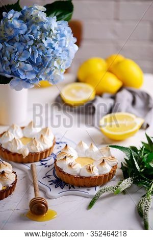 Vegan Lemon Meringue Tart.style Vintage. Selective Focus