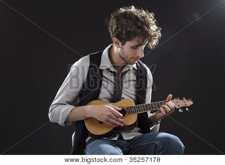 Ung mand spille en Ukelele