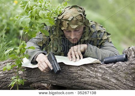 Militære camouflerede mand