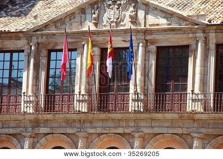 schÃ¶ne GebÃ¤ude von der Gemeinde in der Plaza del Ayuntamiento, gegenÃ¼ber der Kathedrale. Tol