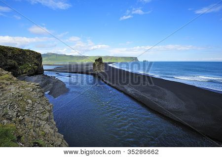 Černý sopečný písek pláž u Dyrholaey, Island