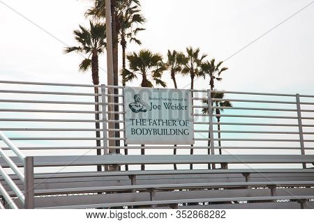 Los Angeles/usa- 02.02.2020 :    Muscle Beach Physical  Outdoor Gym Santa Monica