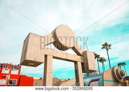 Los Angeles/usa- 02.02.2020 :    Muscle Beach Physical  Outdoor Gym Santa Monica