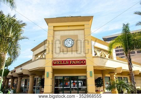 Los Angeles/usa- 02.02.2020 :   Wells Fargo Red Atm Bank  Money In Los Angeles