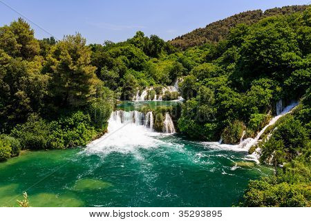 Krkan kansallispuisto ja Cascade vesiputouksia joen Krka, Kroatia