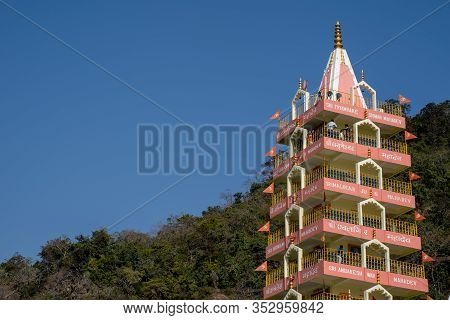 Rishikesh, India - Feburay 22, 2020: Tera Manzil Temple Along The Banks Of The Ganges River In The F