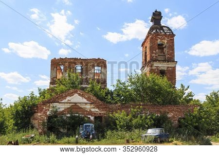 Saratov Region, Russia. Traveling Around The Novoburas District, The Sights Of The Village Of Loch, 