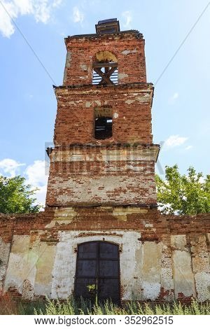 Saratov Region, Russia. Traveling Around The Novoburas District, The Sights Of The Village Of Loch, 