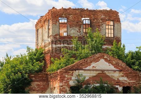 Saratov Region, Russia. Traveling Around The Novoburas District, The Sights Of The Village Of Loch, 