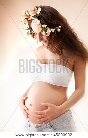 Retrato de una bella mujer embarazada