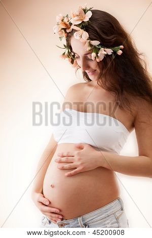 Retrato de una bella mujer embarazada