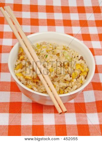 Kiinan riisi pöydälle kulho