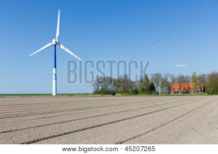 Velké větrné turbíny v holandské půdy s statek