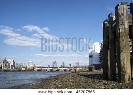 Bassa marea Tamigi e Londra City Skyline tra cui la Cattedrale di St Paul