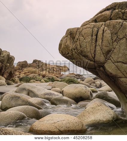 A víz-kopott ősi sziklák részletesen a félreeső strand