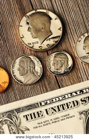 Nové uncirculated USA peníze přes dřevěné pozadí
