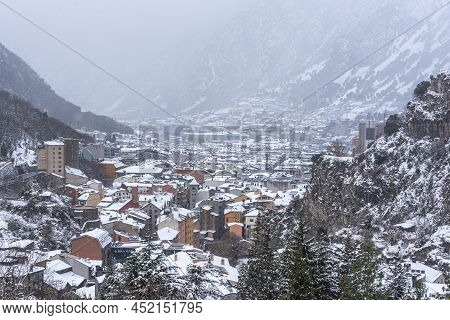 Escaldes Engordany, Andorra: 2022 April 2: Snowfall In The Capital City Of Andorra In The Winter Of 