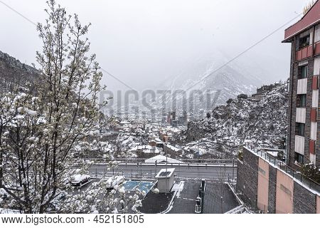 Escaldes Engordany, Andorra: 2022 April 2: Snowfall In The Capital City Of Andorra In The Winter Of 