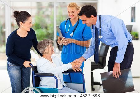 medico maschio amichevole Saluto paziente anziano