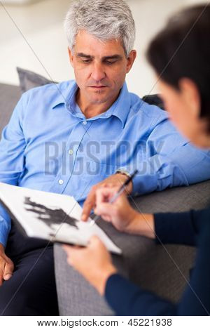 zdůraznil středního věku pacienta polohovací Rorschach inkblot s terapeutem