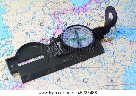 コンパスとロシアの北の地図