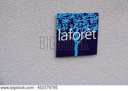Bordeaux , Aquitaine  France - 04 04 2022 : Laforet Sign Brand And Text Logo Facade French Office Re