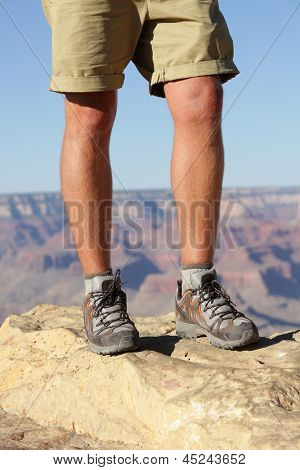 Wanderschuhe auf Wanderer im Grand Canyon. Mann Wanderer Wandern Stiefel in Nahaufnahme mit atemberaubenden Blick auf Gr