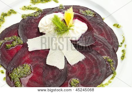 Kasvissyöjä punajuuri-Carpaccio W vuohenjuustoa ja Pesto