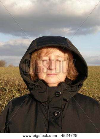 Kvinde i vinteren solen
