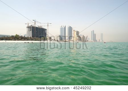 Vy från havet på stranden och byggnader av lyxhotell, Ajman, Förenade Arabemiraten