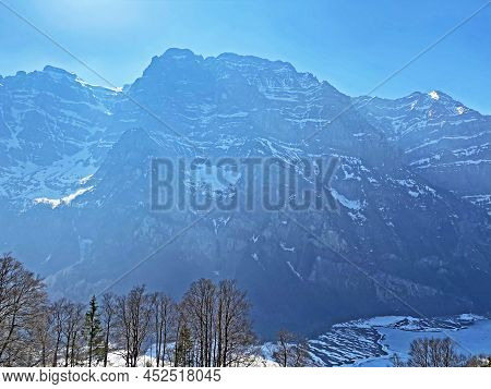 The Alpine Mountain Range Glärnisch In The Swiss Massif Of Glarus Alps And Over The Klöntalersee Res