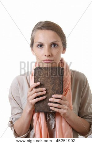 mujer que sostiene el viejo libro, aislado en blanco