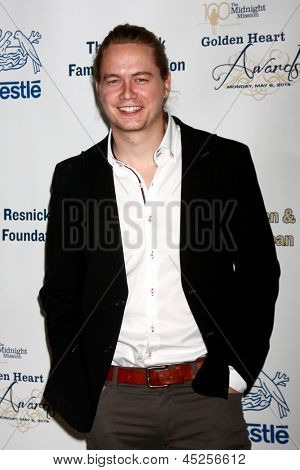 LOS ANGELES - 6 mei: Christoph Sanders arriveert bij de 2013 middernacht missie 