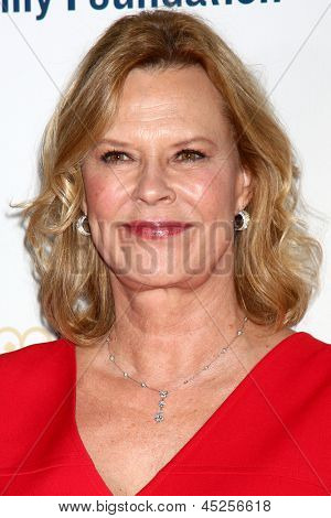 LOS ANGELES - 6 mei: JoBeth Williams arriveert bij de 2013 middernacht missie 