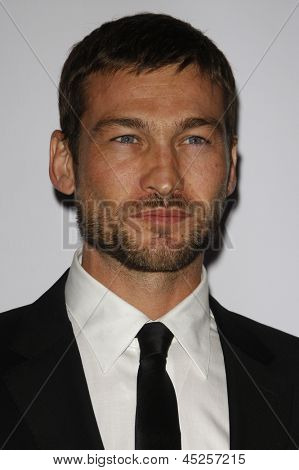 LOS ANGELES - JAN 28: Andy Whitfield v Calvin Klein Collection & LA kočovných divize 1 roční