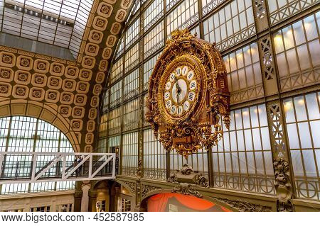 Paris, France - 13.11.2021 : Interior Of The Musee Dorsay In Paris, Main Hall With A Visitors. Soft 