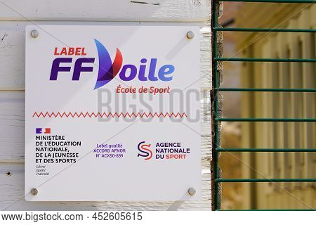 Bordeaux , Aquitaine  France - 04 04 2022 : Ffv Ff Voile French Sailing Federation Brand Logo With P