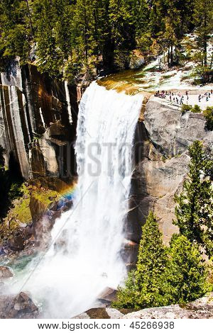 Vernal น้ำตกในอุทยานแห่งชาติโยเซมิตี รัฐแคลิฟอร์เนีย