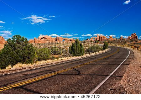 ทะเลทรายถนนในอุทยานแห่งชาติอาร์เชส ยูทาห์