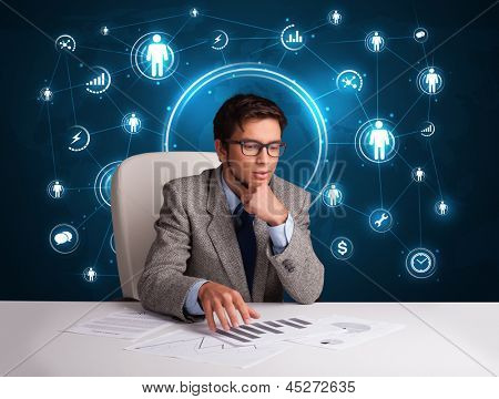 소셜 네트워크 아이콘 묘사에 앉아 젊은 사업가
