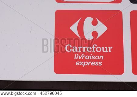 Bordeaux , Aquitaine  France - 04 10 2022 : Carrefour Livraison Express Delivery Text Logo And Brand