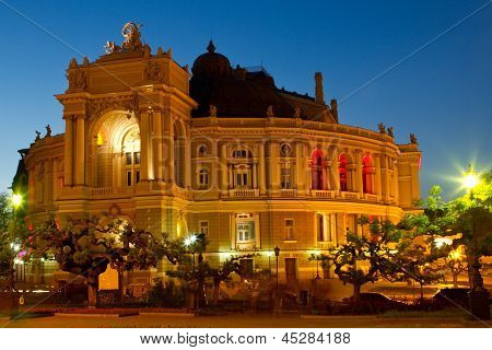 Odessa Opera y Ballet Theater en la noche