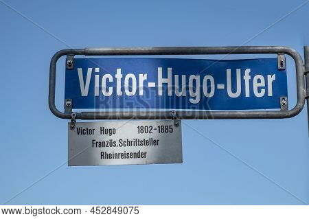 Street Sign Victor Hugo Ufer And Reiseschriftsteller  - English: Victor Hugo Riverbank And Author - 