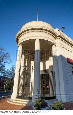 Staten Island, Ny - Usa - April 10, 2022: A View Of The Staten Island Savings Bank. The Neo-classica