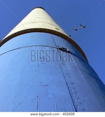 Blau, weiß und schwarz-Schornstein mit Tauben