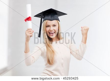 estudiante feliz en gorro de graduación con certificado
