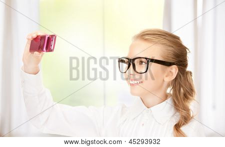 Ritratto di felice ragazza presa immagine con cellulare
