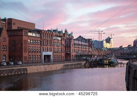 Atardecer en Hamburgo, ciudad alemana. Distrito de Speicherstadt