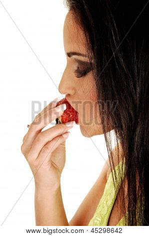 十代の少女を食べるイチゴ。